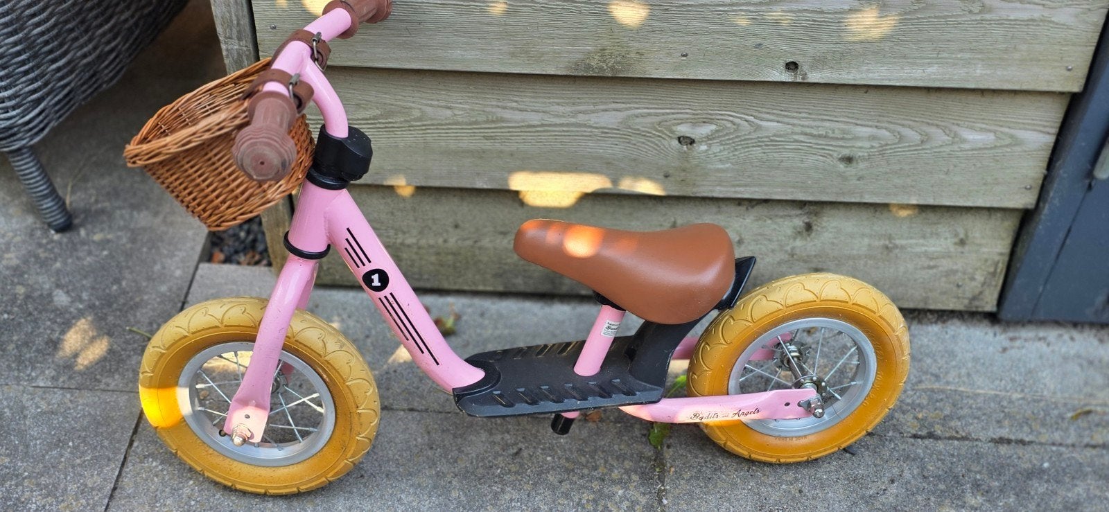 Roze loopfiets met mandje - Zo goed als nieuw, Fietsen en Brommers, Fietsen | Kinderfietsjes, Ophalen, Zo goed als nieuw, Minder dan 16 inch