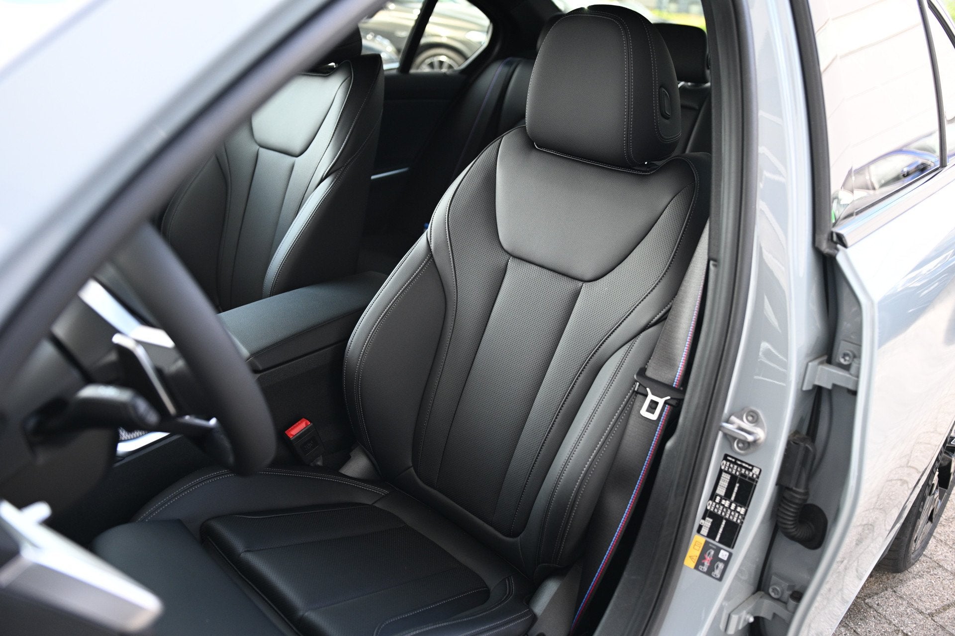 BMW 3 Serie 330e M Sport Automaat / Sportstoelen / Adaptieve, Automaat, Achterwielaandrijving, Zwart, 4 cilinders