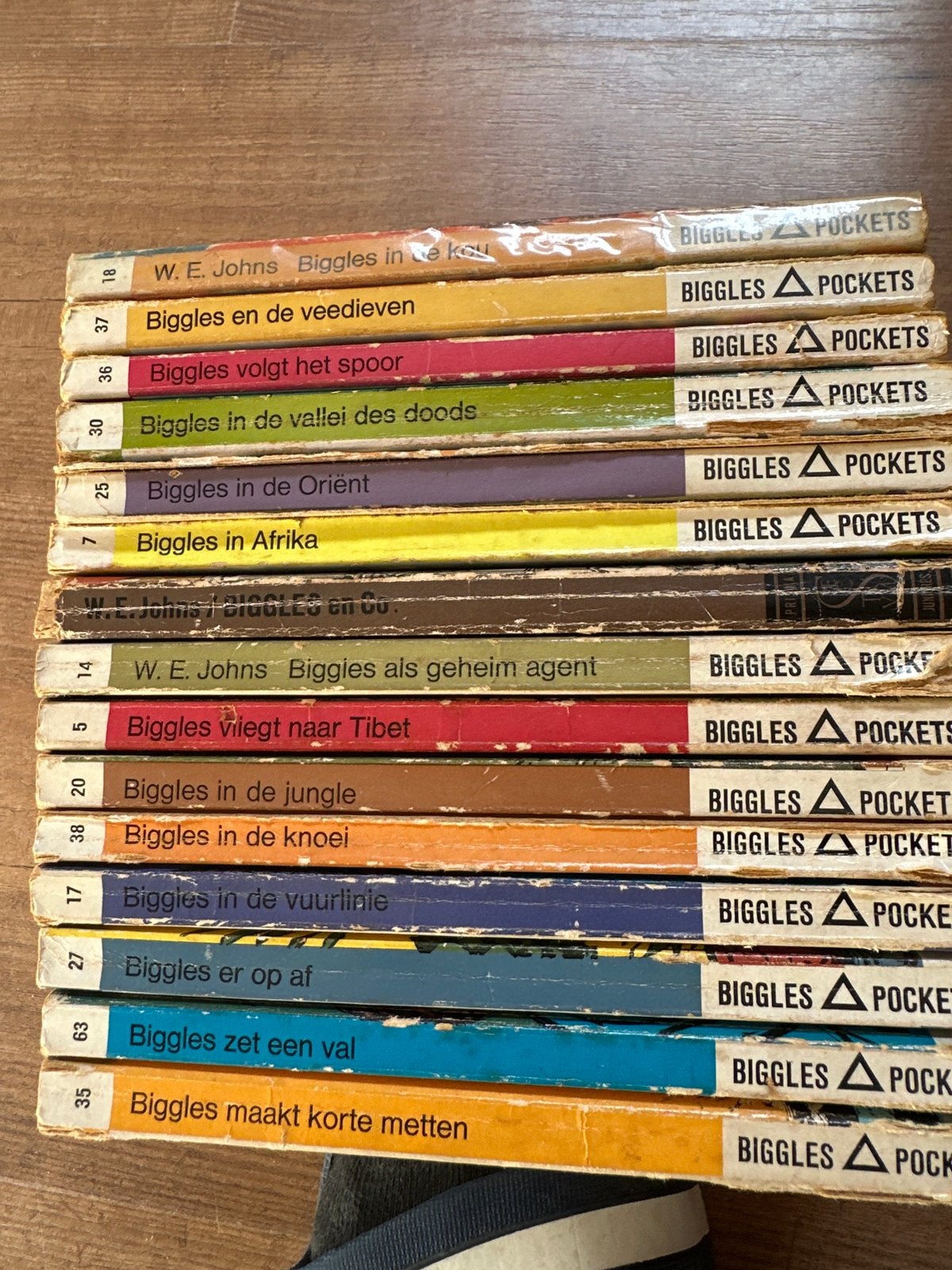 15 Biggles Pockets boeken - Avonturenreeks W.E. Johns, Ophalen, Gelezen