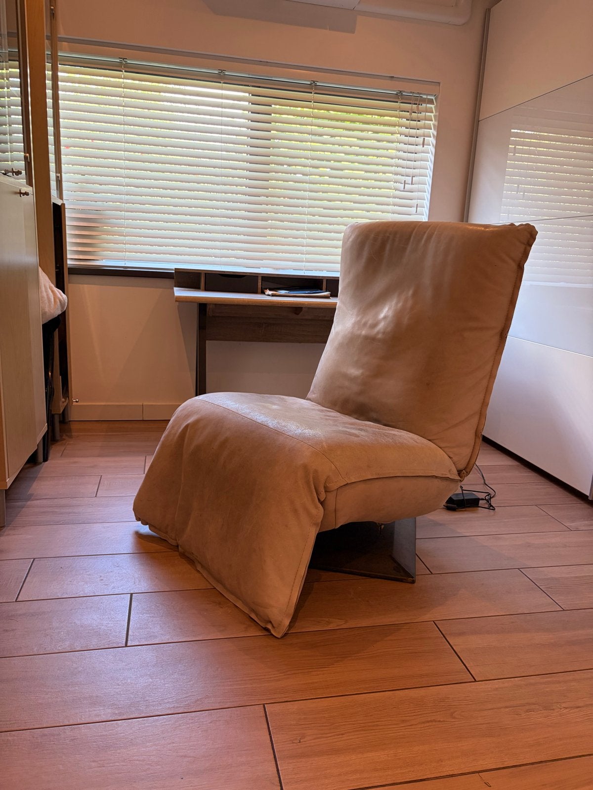 Indi lederen draadloze relaxfauteuil met stalen voet, Ophalen, Gebruikt, 100 tot 125 cm, Leer