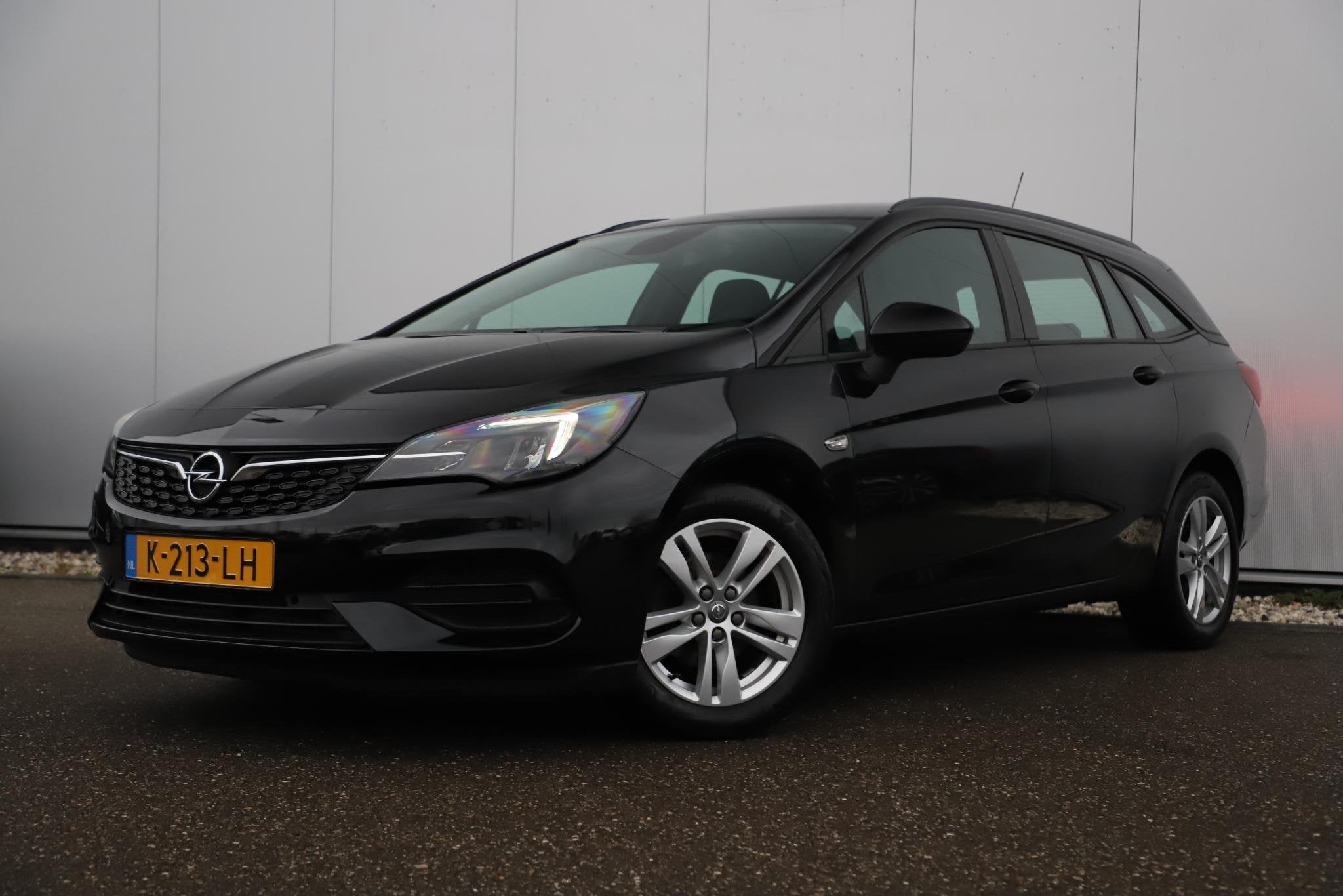 Opel Astra Sports Tourer 1.2 Edition 110PK LMV LED Navigatie, Auto's, Opel, Voorwielaandrijving, Stof, Gebruikt, 1199 cc
