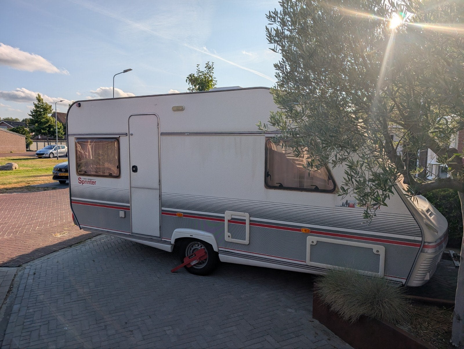 Beyerland Sprinter 460 CT - Compacte en complete caravan, Caravans en Kamperen, Rondzit, Dwarsbed, 750 - 1000 kg, Koelkast