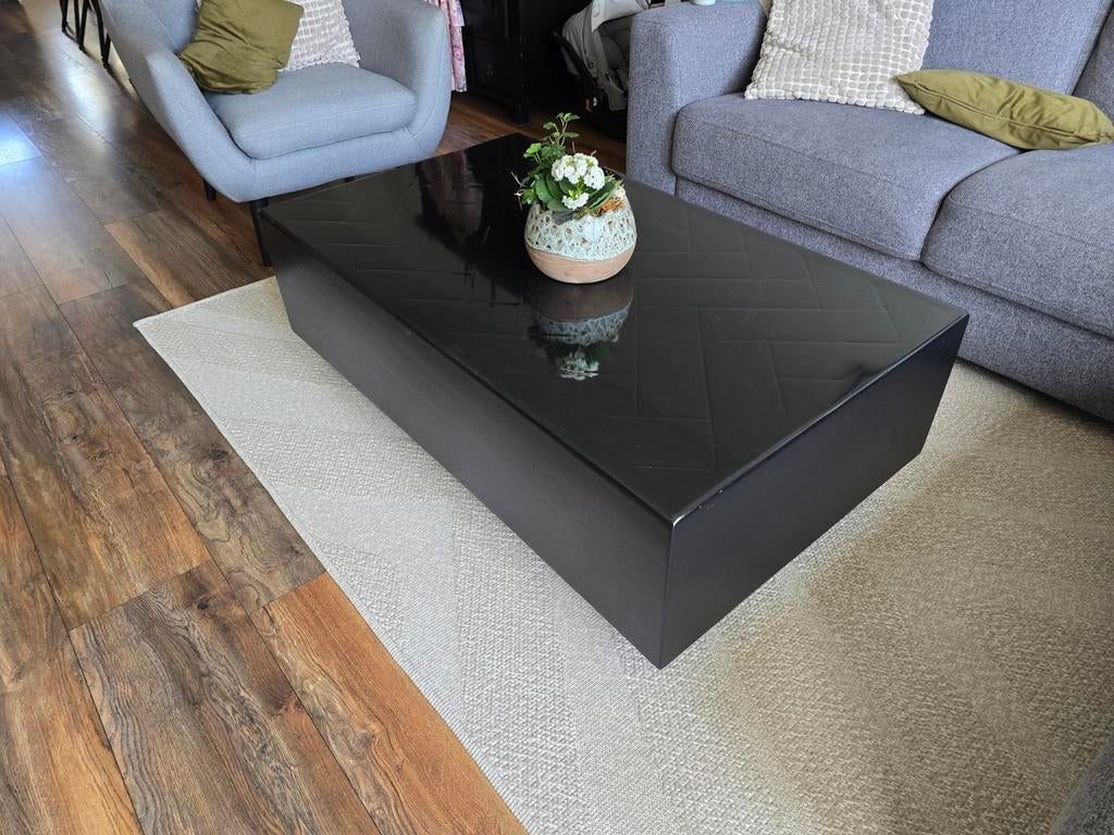 Zwarte handgemaakte salontafel met epoxy visgraat blad, Huis en Inrichting, Tafels | Salontafels, Ophalen, Gebruikt, Overige materialen