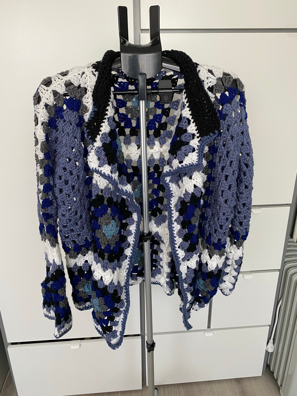 Handgemaakt gehaakt vest in blauw, wit maar XXL, Verzenden, Nieuw, Maat 46/48 (XL) of groter, Blauw