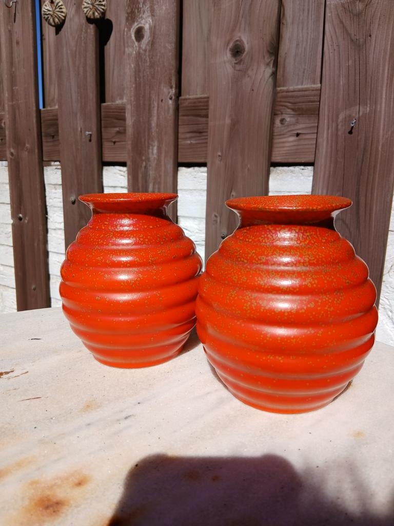 2 Mosa Maastricht Oranje Spikkelpatroon Ribbelvaasjes, Antiek en Kunst, Antiek | Keramiek en Aardewerk, Ophalen of Verzenden