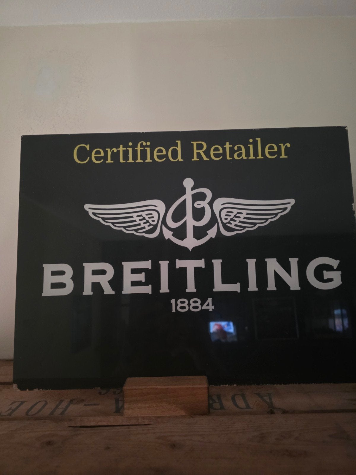 Breitling Certified Retailer Reclamebord, Verzamelen, Merken en Reclamevoorwerpen, Reclamebord, All. du Laser 10, 2300 La Chaux-de-Fonds, Zwitserland