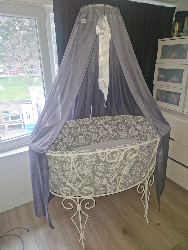 Mooie Gietijzeren Gietijzer witte wieg voor baby's bed baby, Kinderen en Baby's, Babywiegjes en Ledikanten, Ophalen, Wieg