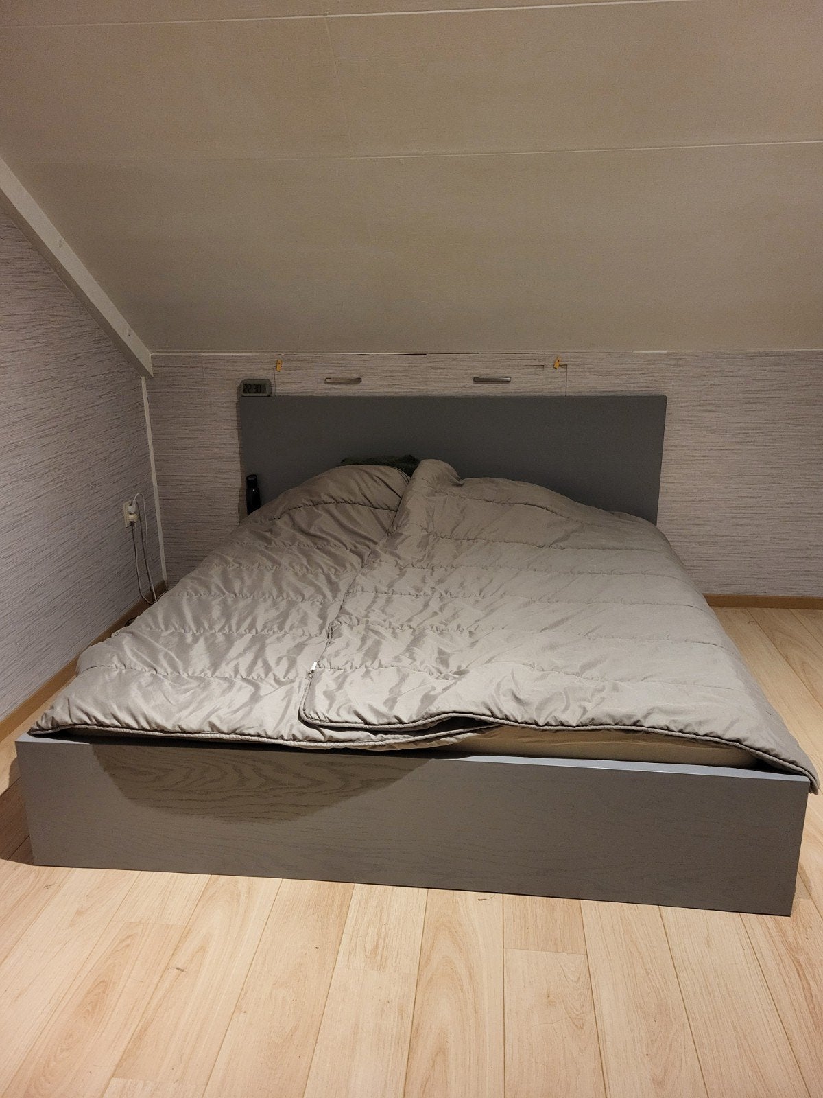 Tweepersoonsbed met hoofdbord - Grijs, Ophalen, Tweepersoons, Zo goed als nieuw, 180 cm