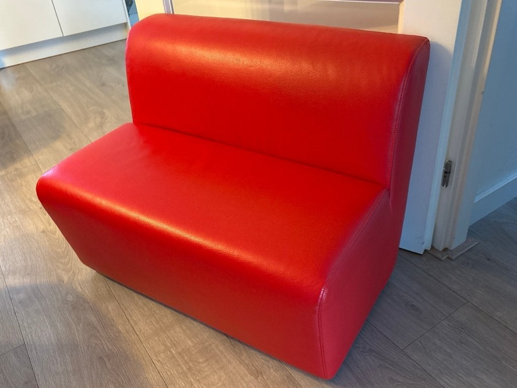 Mooi modern rood design kinderbankje, Ophalen, Gebruikt, Stoel