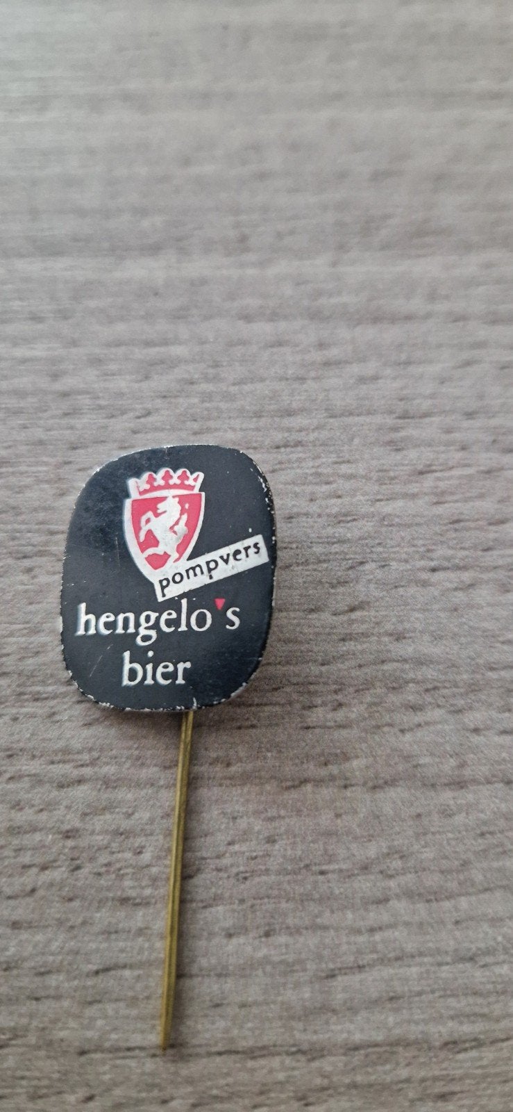 Vintage Speldje Hengelo's Bier – Pompvers (Jaren 60/70) Brew, Verzenden, Gebruikt, Merk, Speldje of Pin
