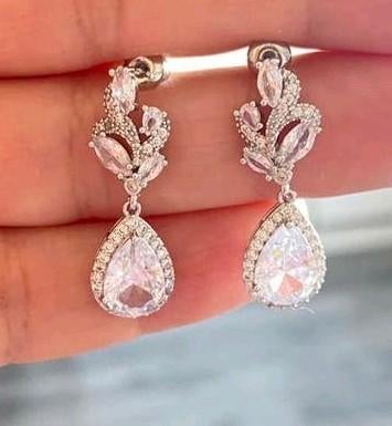 Prachtige zilverkleurige oorbellen met steentjes, Verzenden, Zo goed als nieuw, Zilver, Overige materialen
