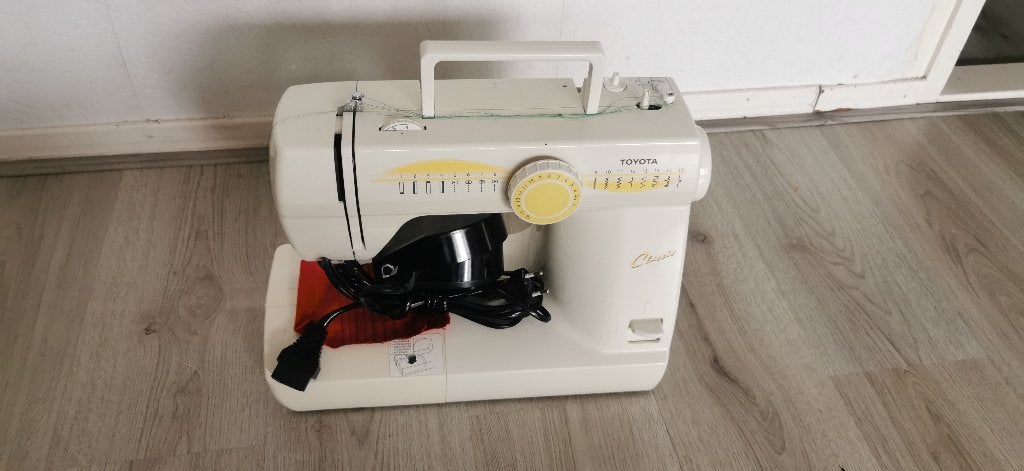 Naaimachime TOYOTA EC16 werkt goed, Hobby en Vrije tijd, Ophalen of Verzenden, Zo goed als nieuw, Lockmachine, Overige merken