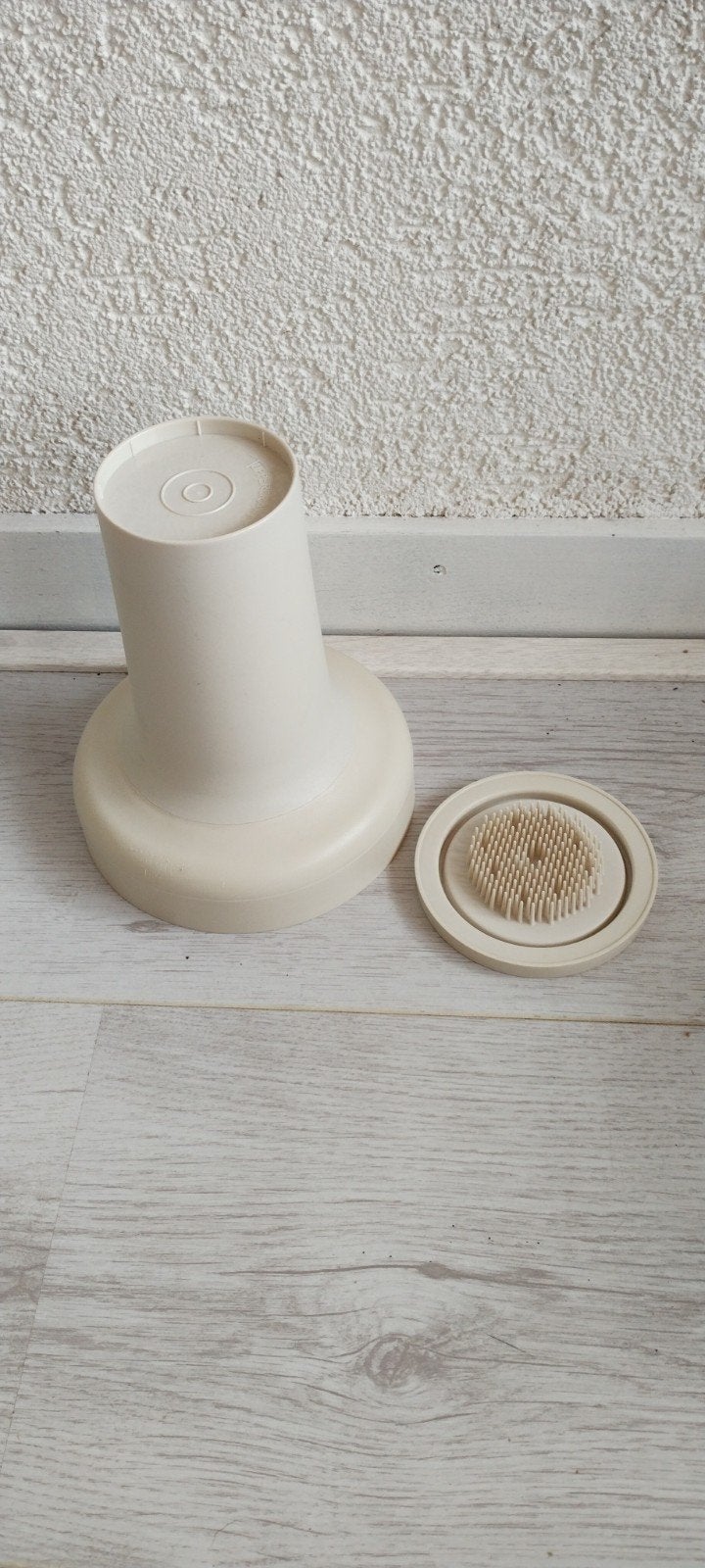Tupperware Vintage kunststof vaas met kenzan - Crèmekleurig, Huis en Inrichting, Ophalen, Gebruikt, Beige, Kunststof