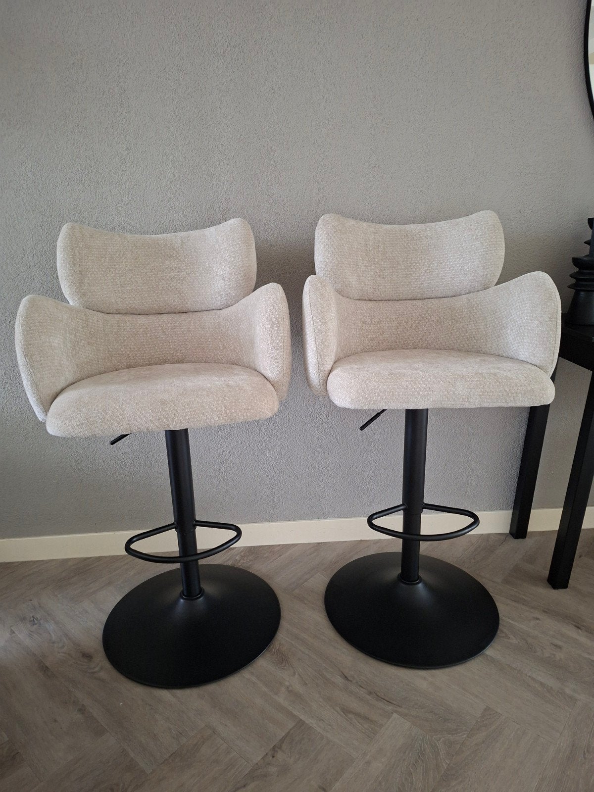 Leen Bakker Coco barkrukken beige (set van 2), Huis en Inrichting, Ophalen, In hoogte verstelbaar, 60 tot 90 cm, Zo goed als nieuw