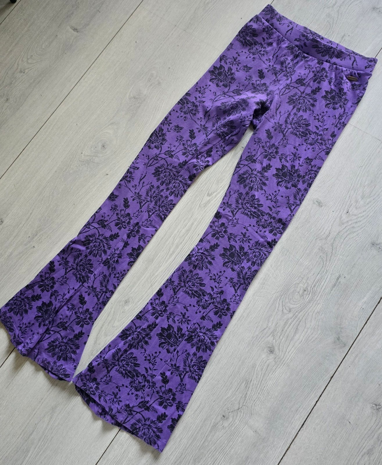 Vingino flared broek paars met bloemenprint - 158/164, Broek, Gebruikt, Meisje, Ophalen of Verzenden