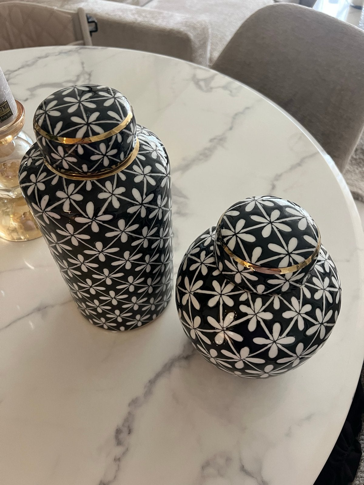 2 decoratieve vazen met deksel van Aro Wonen, Zwart, Ophalen of Verzenden, Zo goed als nieuw, Modern