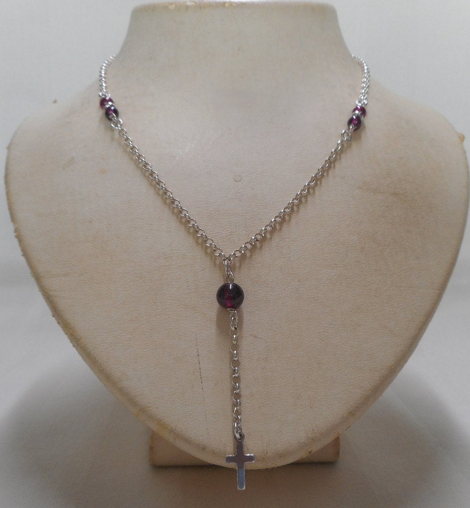 Zilveren ketting met kruisje en rode kralen nr.1375