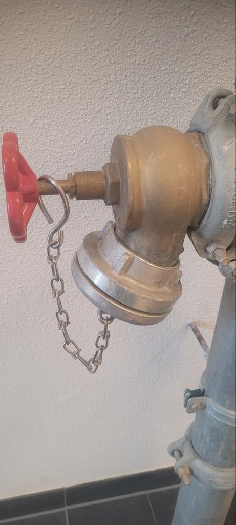 Brandkraan met rode hendel hendel, Ophalen