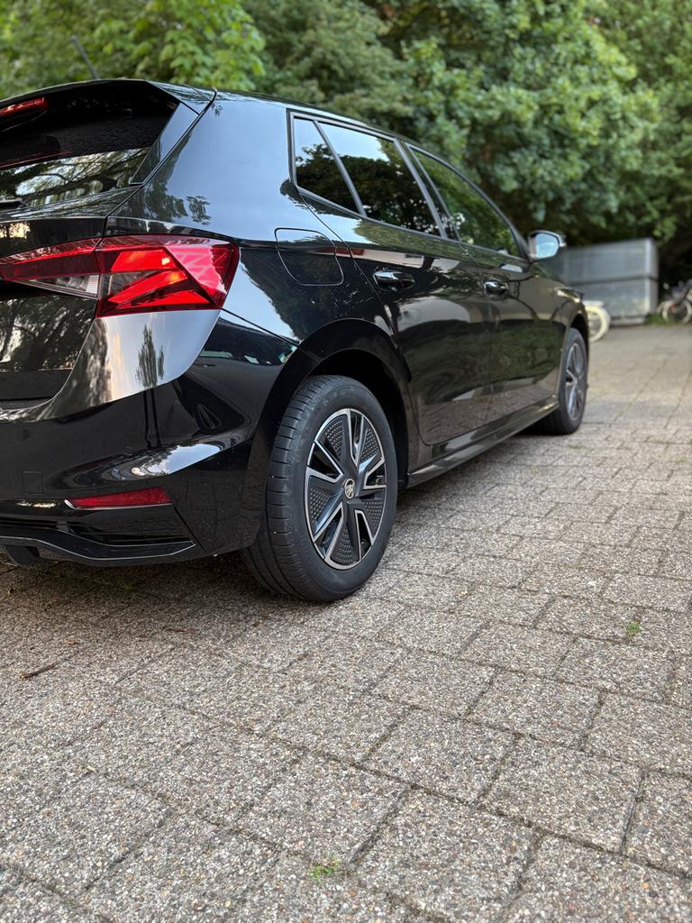 Skoda Fabia 1.0 TSI monte carlo 110pk Dsg-7 2024 Zwart, Auto's, Skoda, Zwart, Origineel Nederlands, 3 cilinders, 1100 kg