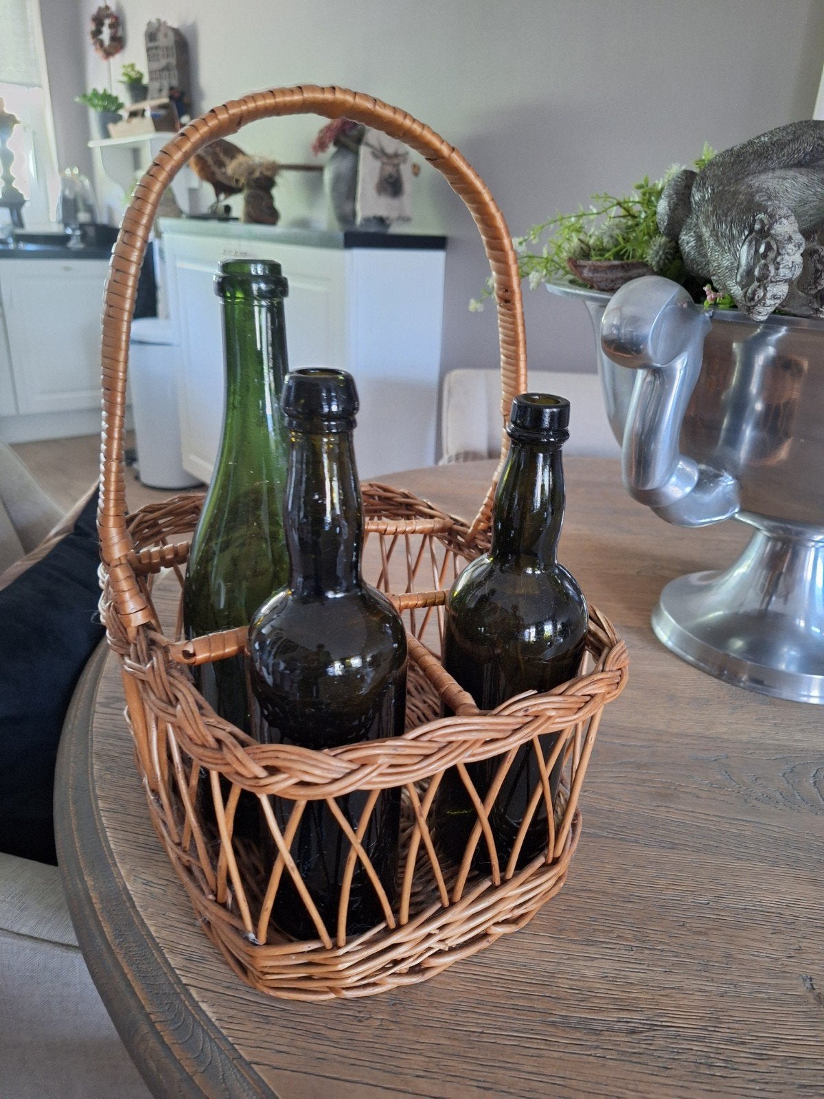antieke mand met oude flessen, Ophalen, Rechthoekig, Glas, Gevlochten