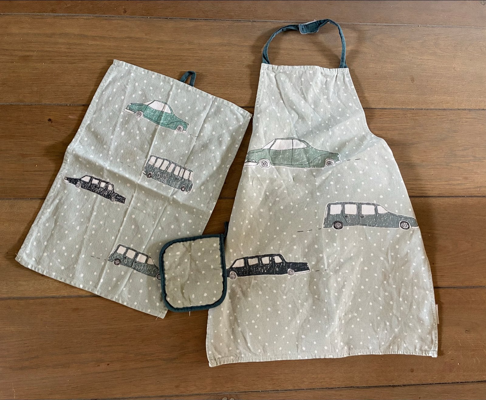 Keukenset: Schort, Theedoek, Ovenwant met auto's, Kinderen en Baby's, Ophalen of Verzenden, Zo goed als nieuw, Speelkeuken-accessoire