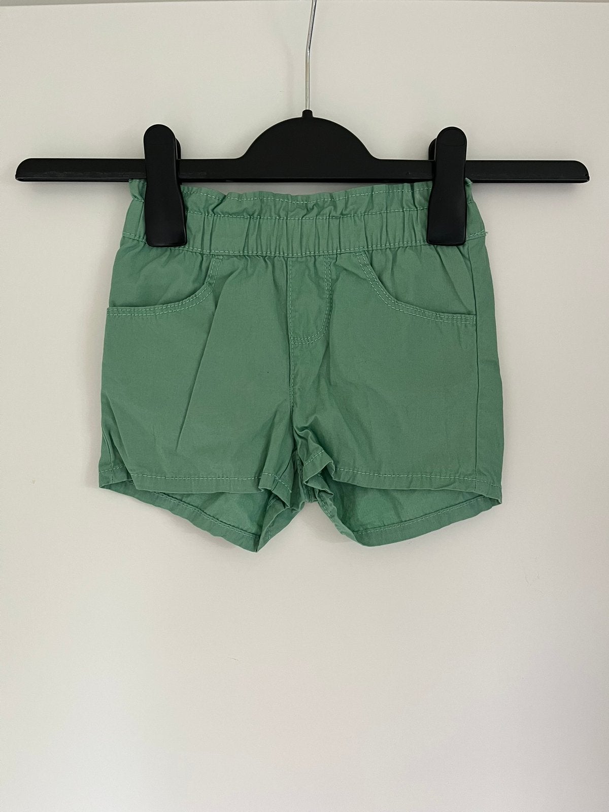 Lichtgroene / groene effen korte broek, maat 86/92 Lupilu, Kinderen en Baby's, Babykleding | Maat 86, Ophalen of Verzenden, Zo goed als nieuw