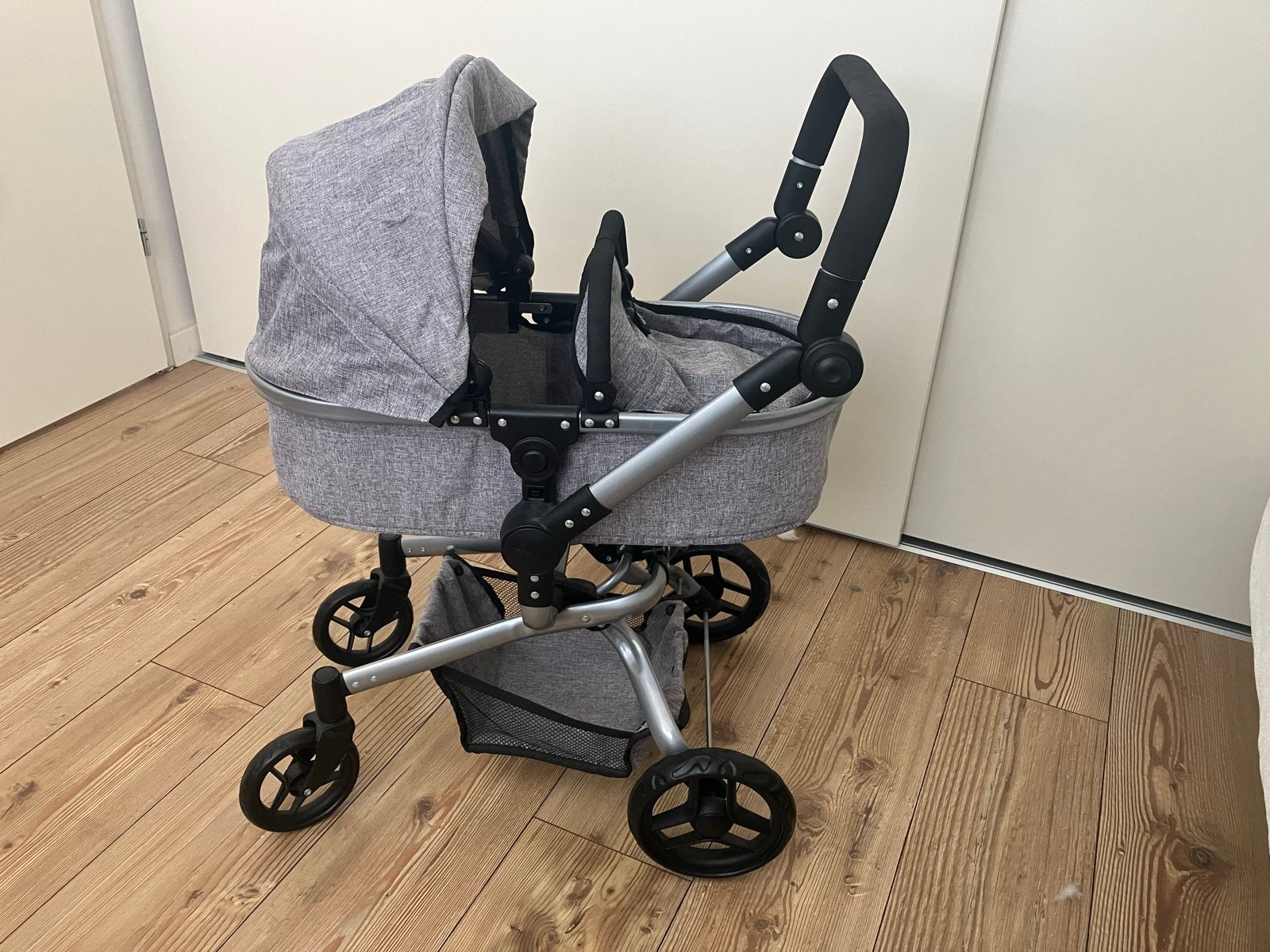 Grijze poppenwagen - Zo goed als nieuw, Kinderen en Baby's, Speelgoed | Poppen, Ophalen, Zo goed als nieuw, Overige typen