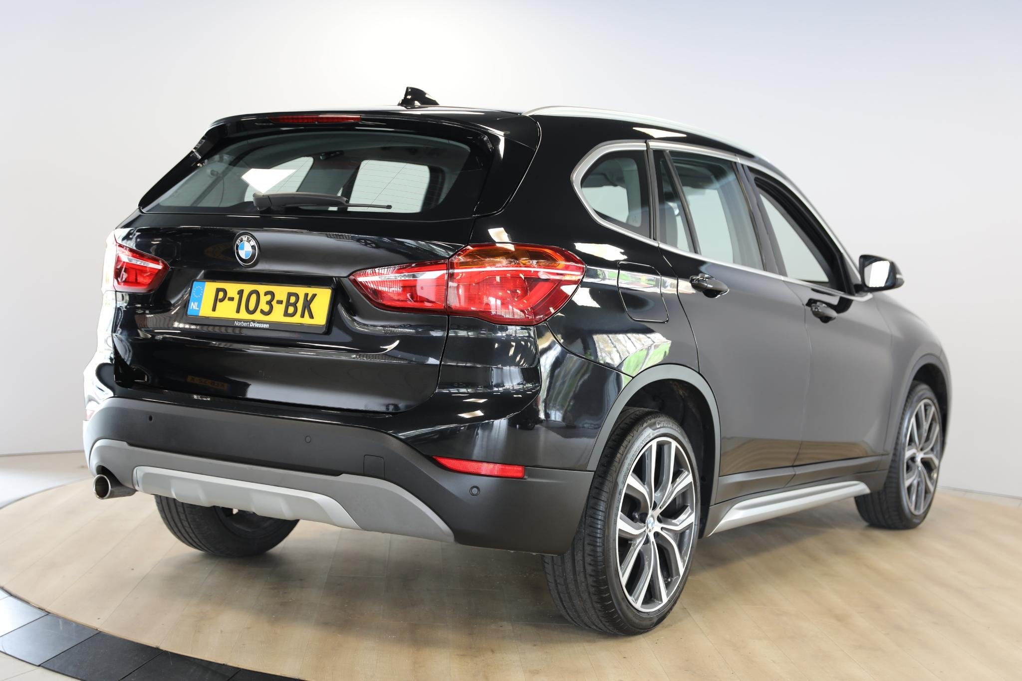 BMW X1 sDrive18i High Executive | Schuif-open dak | X-LINE |, Gebruikt, Euro 6, Zwart, Automatische klimaatregeling
