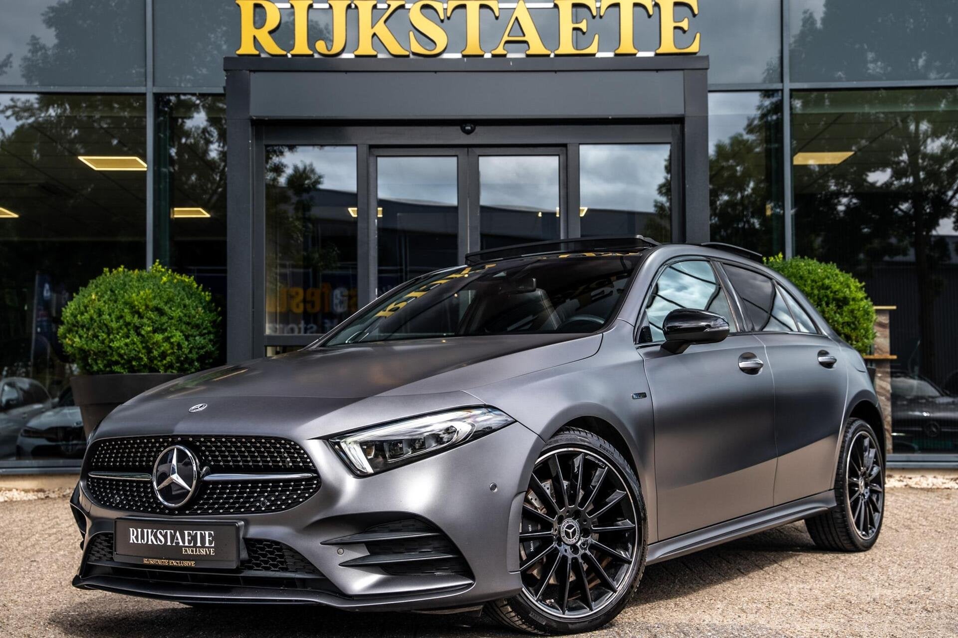 Mercedes A-klasse A250e Premium AMG|PANO|MEMORY|CAMERA|19'', Gebruikt, 4 cilinders, Leder en Stof, Bedrijf