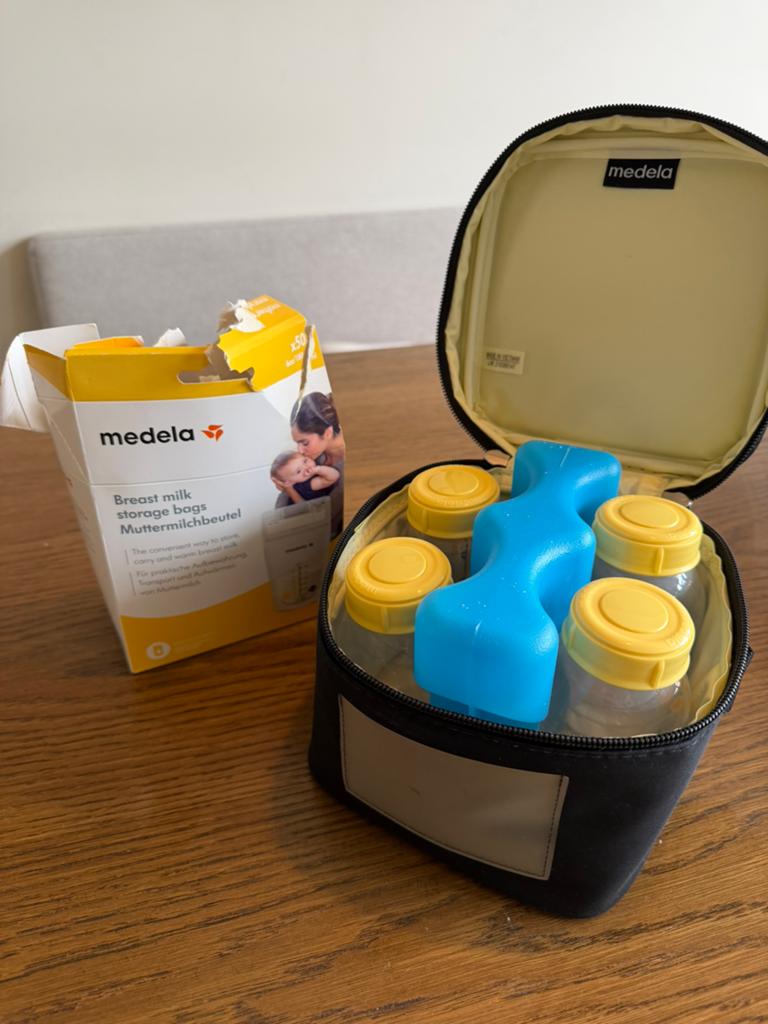 Medela koeltasje met bewaarflesjes en zakjes, Ophalen of Verzenden, Zo goed als nieuw, Overige typen