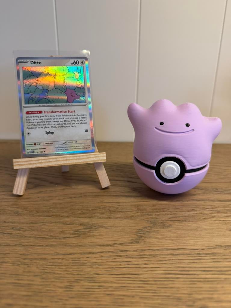 Ditto pokemon kaart + standaard + pokeball, Ophalen of Verzenden, Nieuw, Losse kaart, Foil