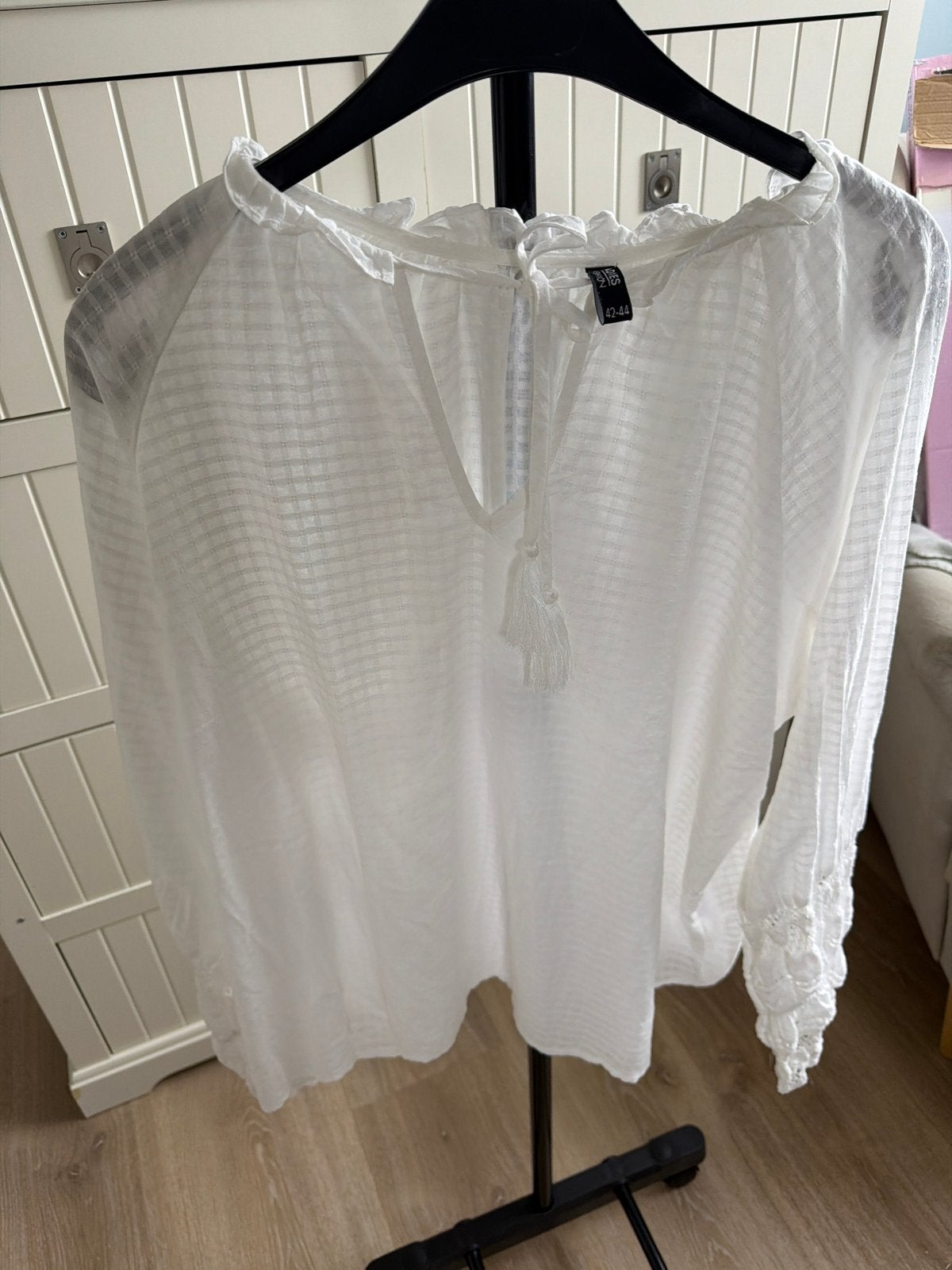 Witte blouse met lange mouwen en ruches, Kleding | Dames, Ophalen of Verzenden, Zo goed als nieuw, Maat 42/44 (L), Wit
