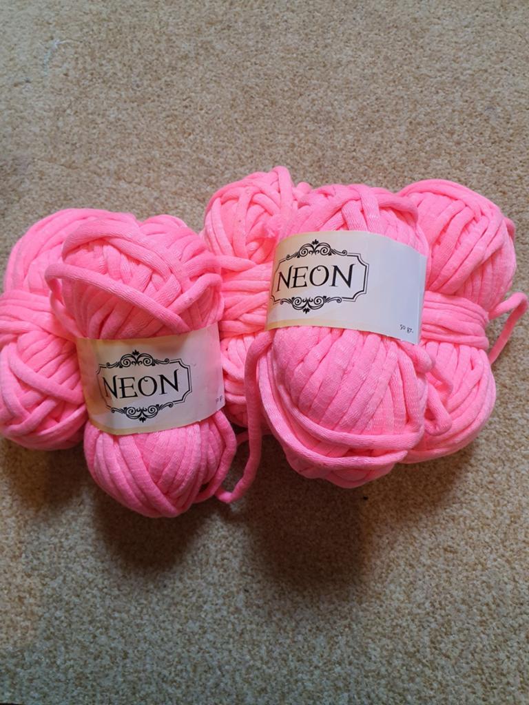 5 bollen neon roze 100% polyester garen, 50 gram per bol, Hobby en Vrije tijd, Breien en Haken, Ophalen of Verzenden