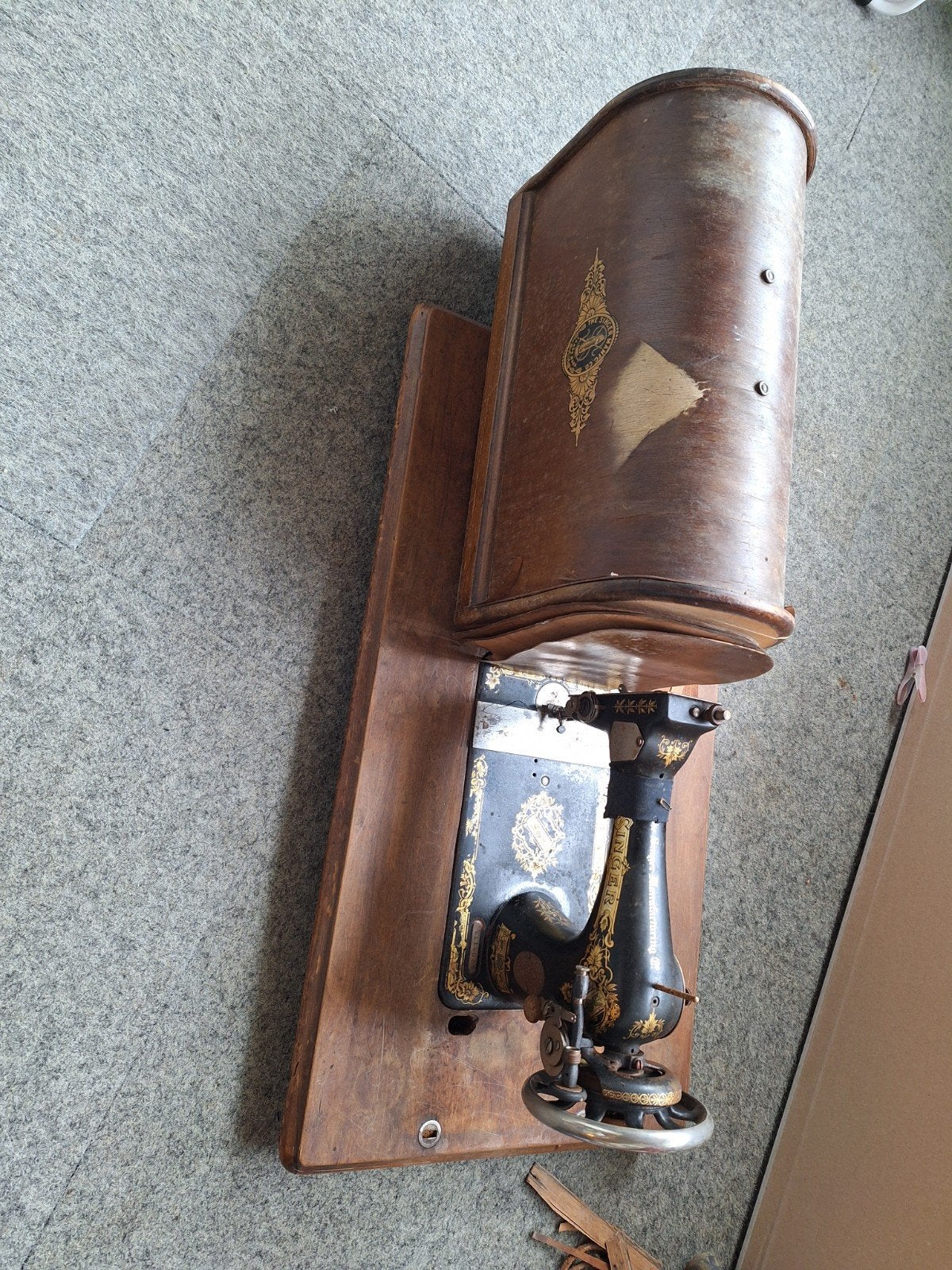 Originele Singer naaimachine met houten kap, Ophalen
