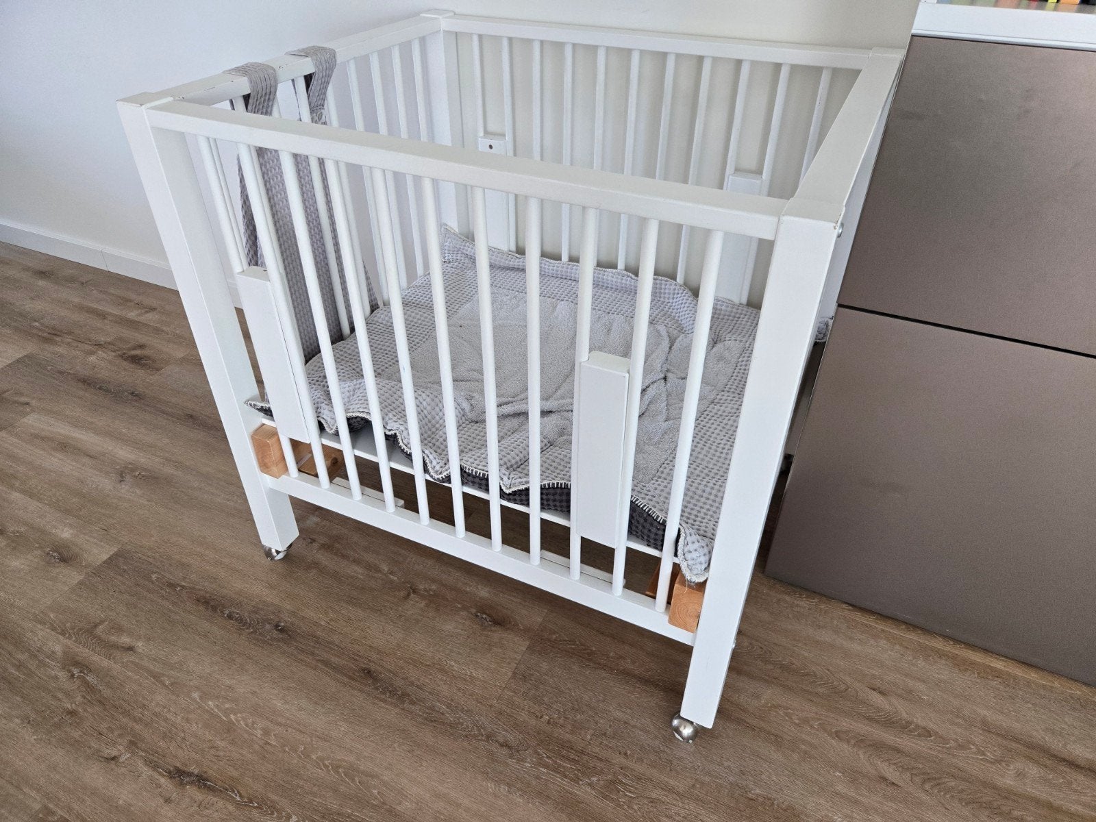 wit houten box op wieltjes, Kinderen en Baby's, Ophalen, Gebruikt, Rechthoekig, Boxkleed