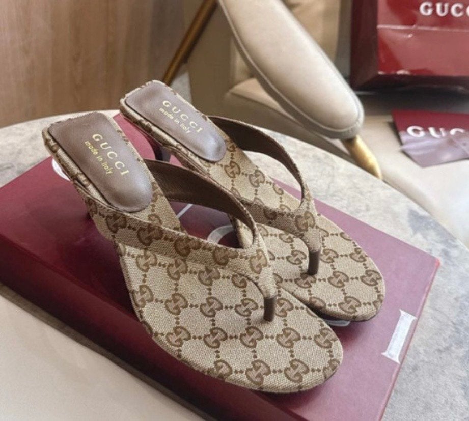 Gucci Vittoria Thong Kitty Heel Slippers, Kleding | Dames, Schoenen, Ophalen of Verzenden, Zo goed als nieuw, Bruin, Slippers