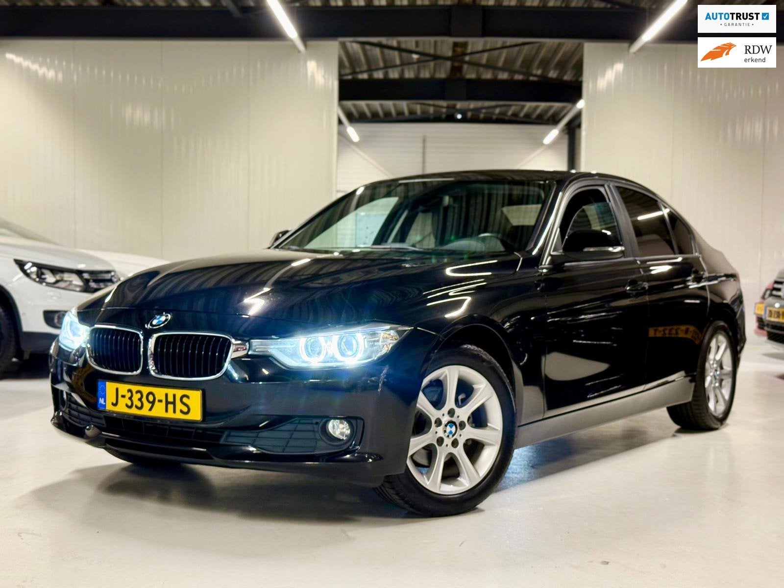 BMW 3-serie 316i High Executive LED|NAVI|STOELVERWARM.., Auto's, 1360 kg, Euro 5, Gebruikt, Zwart