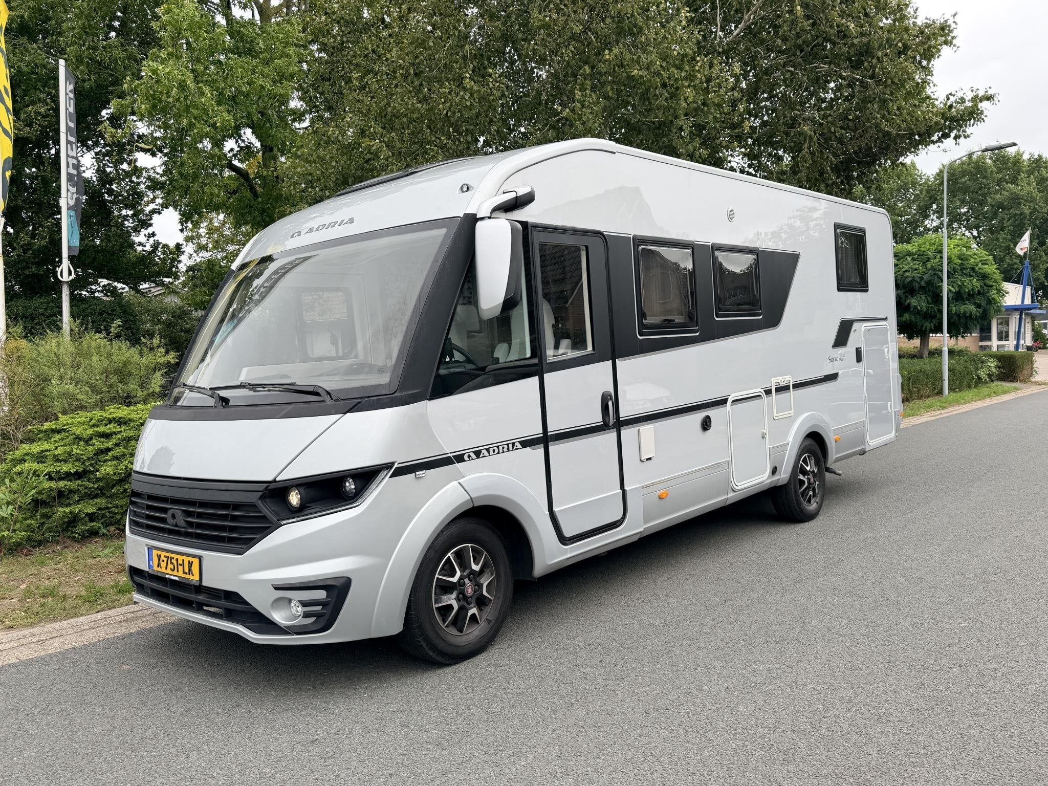 Adria Sonic Plus 700 Luxury Integraal Camper TV•Hefbed, Integraal, Airconditioning, Fietsendrager, Bedrijf