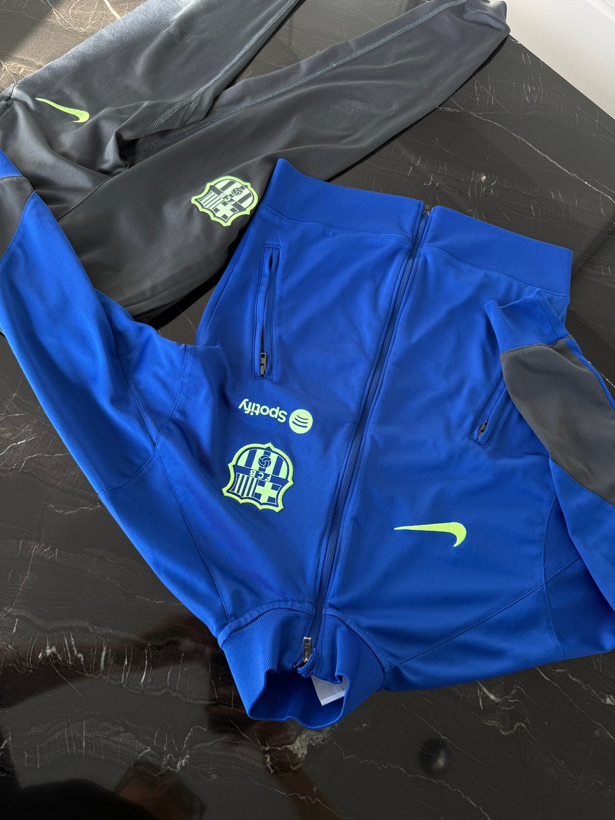 FC Barcelona trainingspak maat s 128/137, Ophalen of Verzenden, Zo goed als nieuw, Jongen of Meisje, Sport- of Zwemkleding