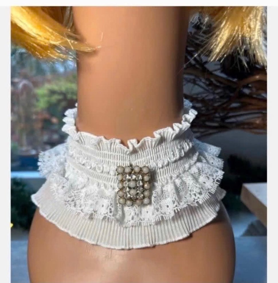 Elastische witte Kraag met antieke bijzondere Broche, Ophalen of Verzenden