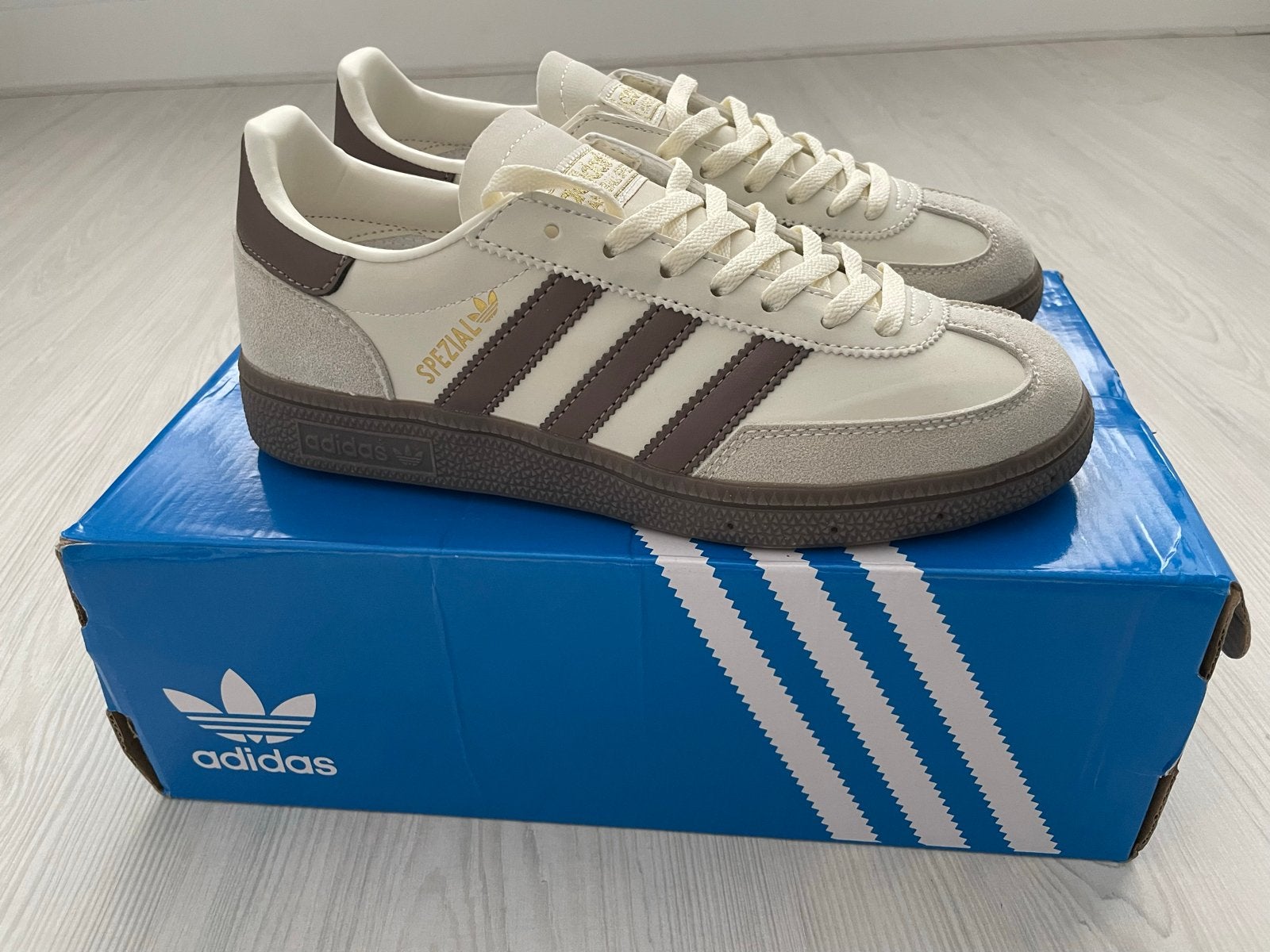 Sneakers - Nieuw in doos, Beige, Nieuw, Ophalen of Verzenden, Sneakers of Gympen