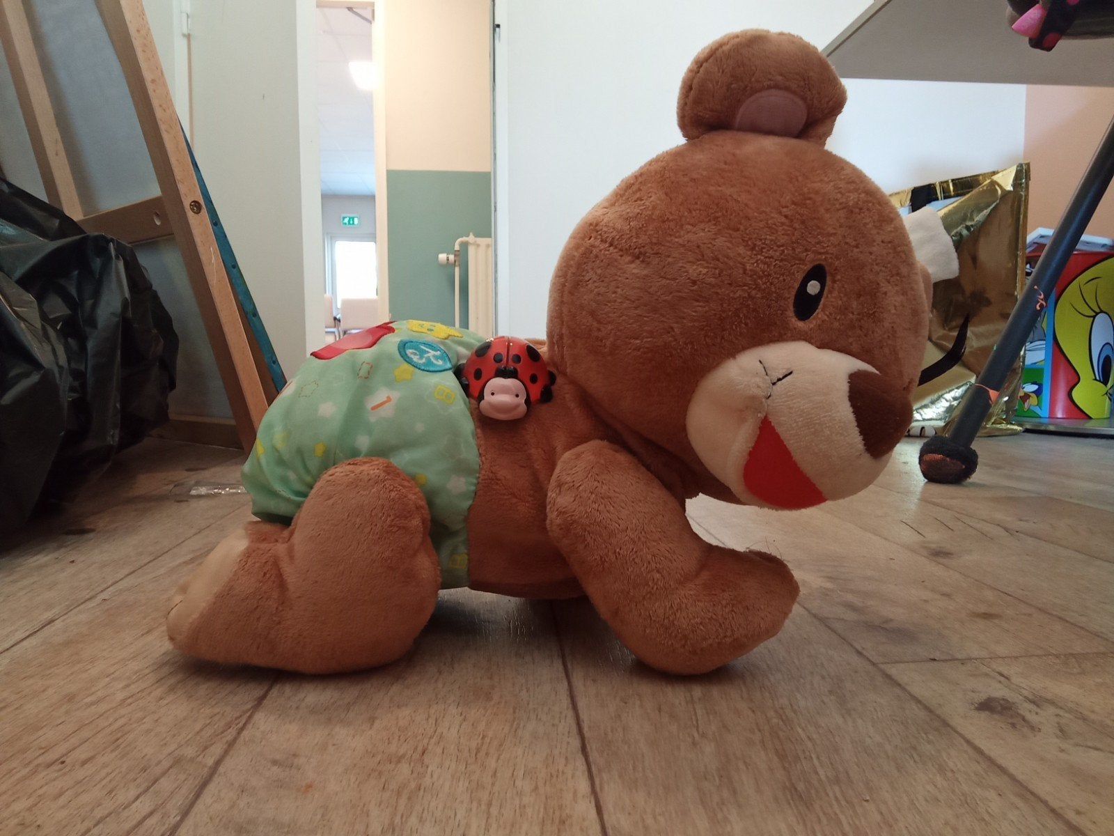 schattig Kruip beertje bruine beer groen romper nieuw 30 cm, Verzamelen, Efteling, Ophalen of Verzenden, Nieuw, Beeldje of Poppetje