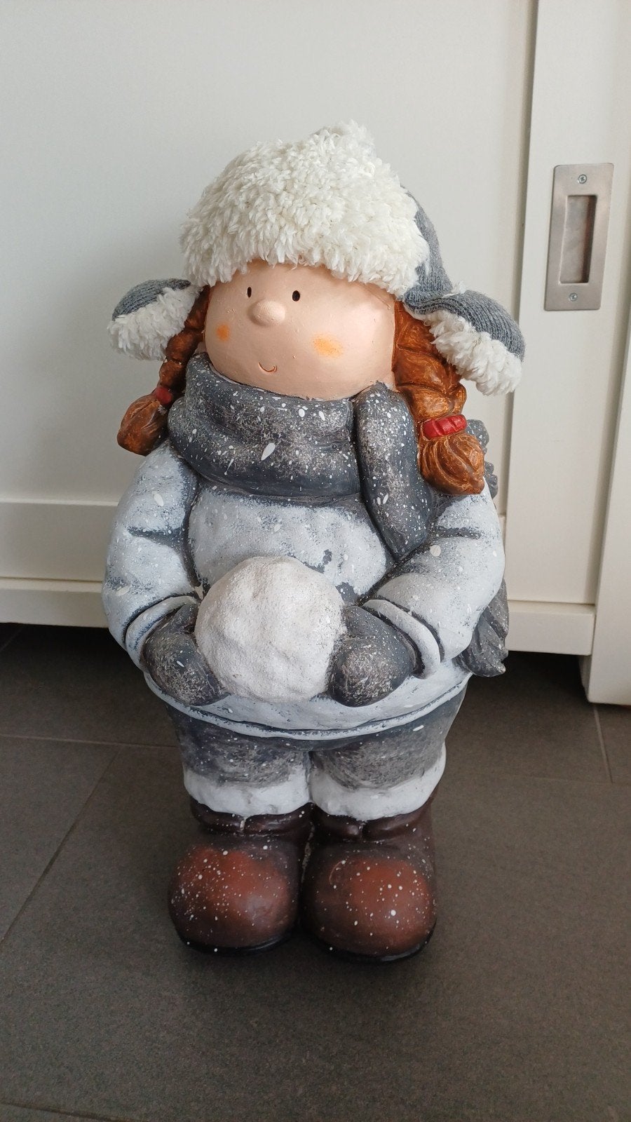 Winterse decoratie: meisje met sneeuwbal, Ophalen, Meerkleurig, Steen/keramiek, Landelijk