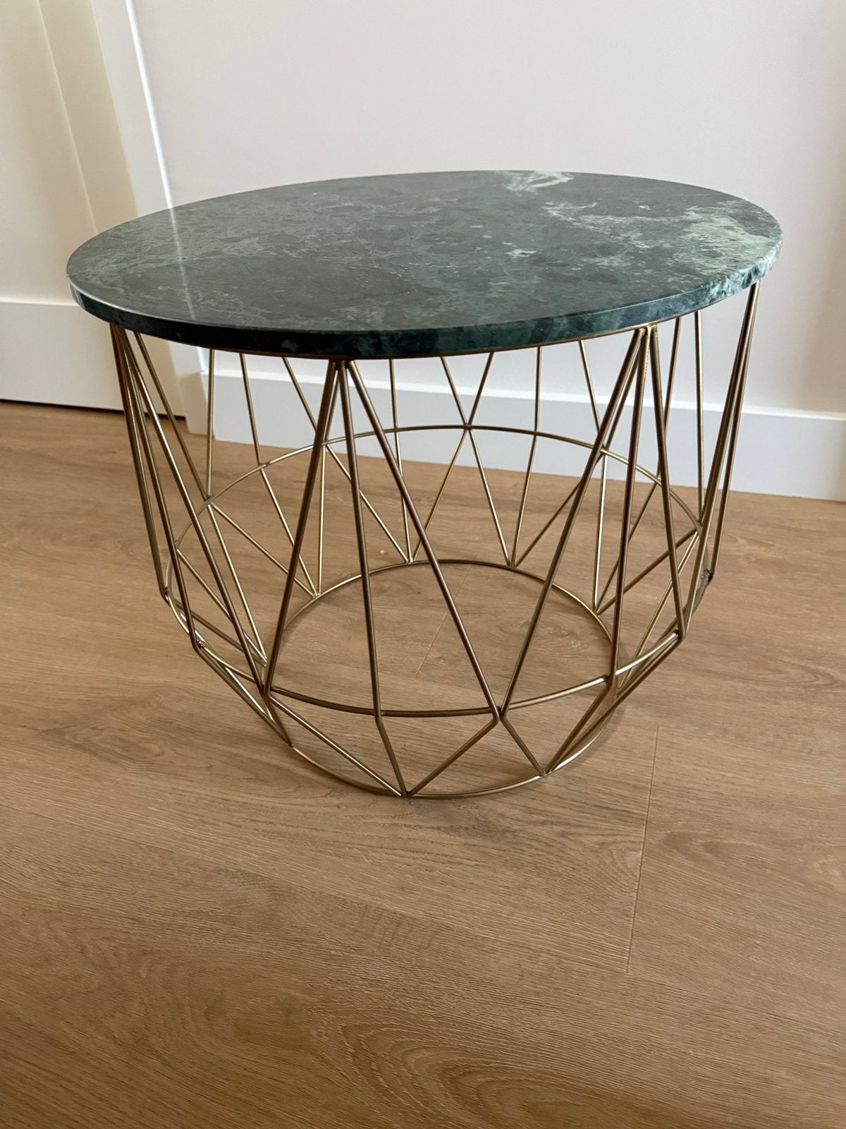 Moderne bijzettafel met marmerlook blad en gouden onderstel, Huis en Inrichting, Ophalen, Minder dan 45 cm, Minder dan 55 cm, Metaal of Aluminium