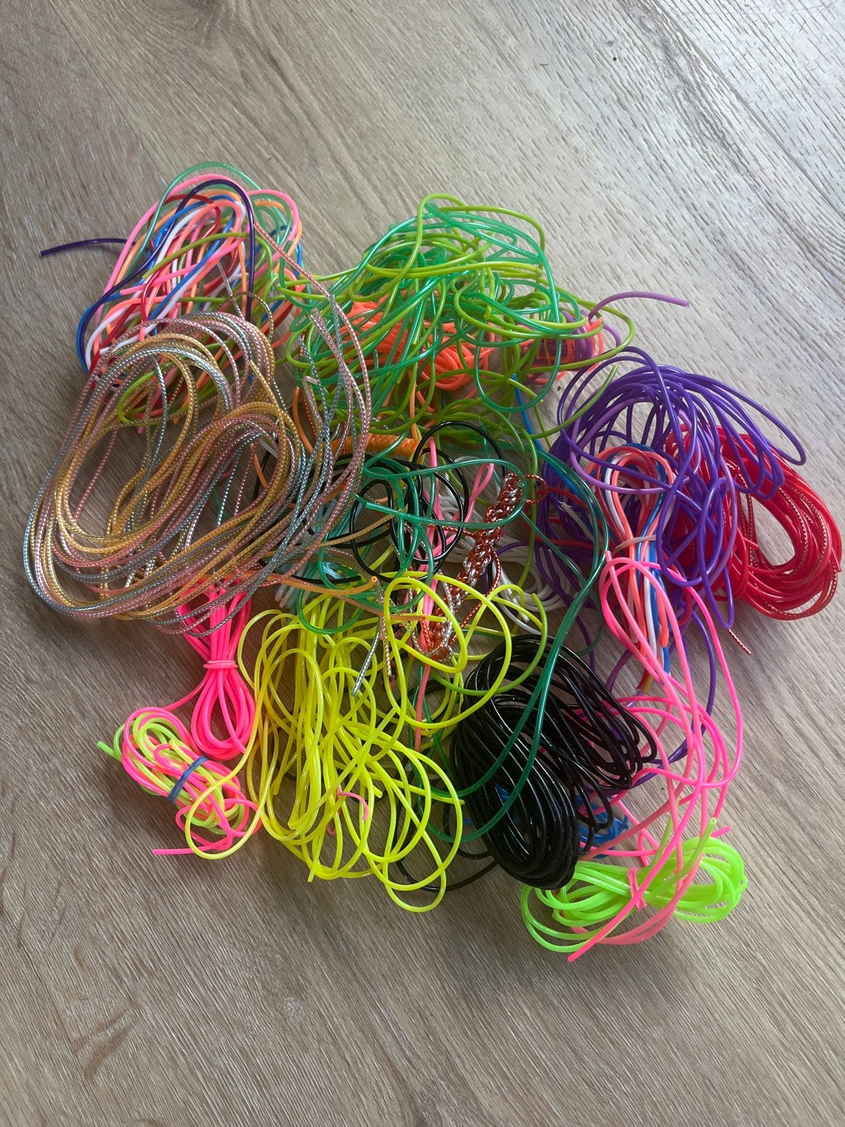Scoubidou touw - Diverse kleuren knutselplezier, Gebruikt, Overige thema's, Meerkleurig, Ophalen of Verzenden