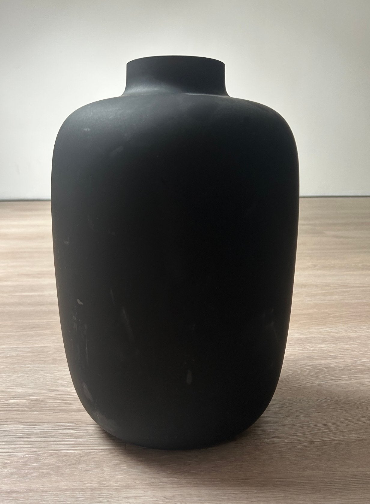 Mat zwarte vaas van glas H32 D21, Huis en Inrichting, Ophalen, 32 cm, Zwart, Matte afwerking
