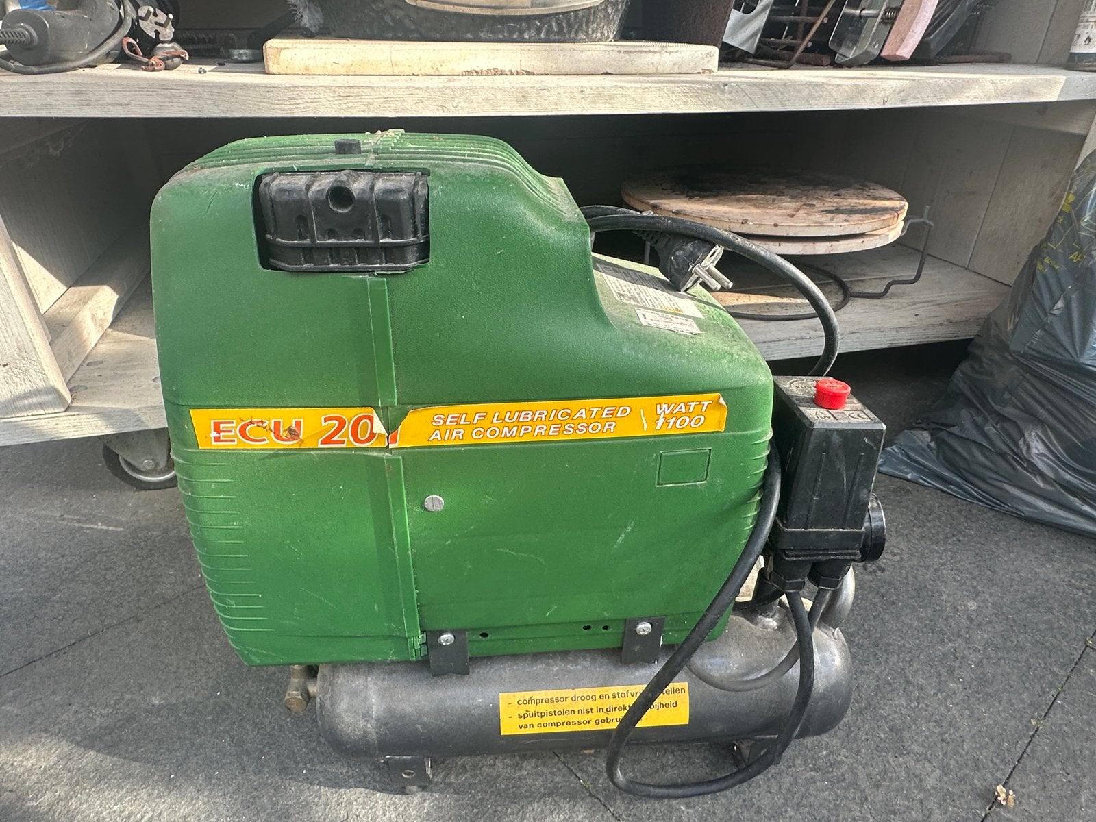 Compressor met accessoires - ECU 20, Doe-het-zelf en Verbouw, Ophalen, Gebruikt, 6 tot 10 bar, Minder dan 200 liter/min