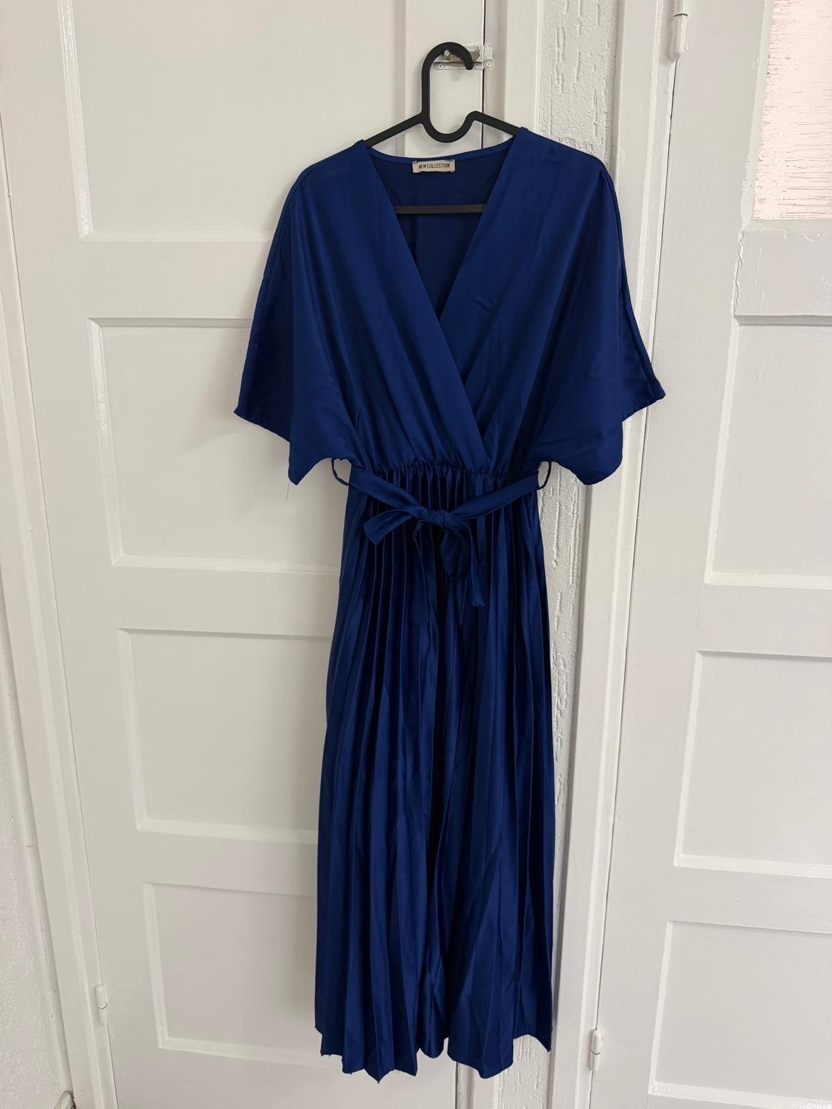 Elegante blauwe satijnen jurk, Kleding | Dames, Ophalen of Verzenden, Zo goed als nieuw, Maat 38/40 (M), Blauw
