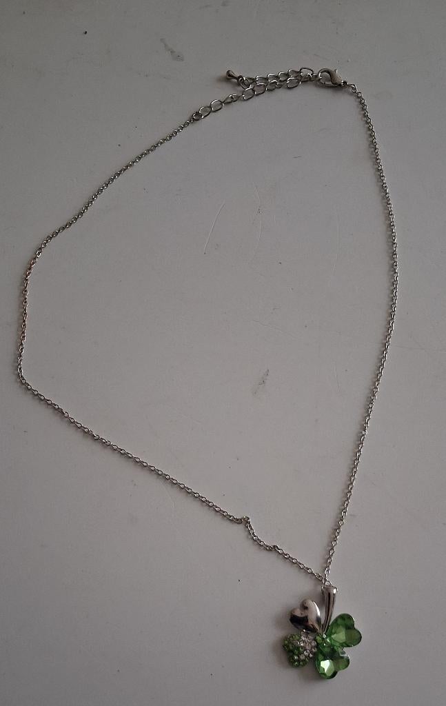 ketting met klavertje vier, Ophalen of Verzenden, Gebruikt, Overige kleuren, Overige materialen