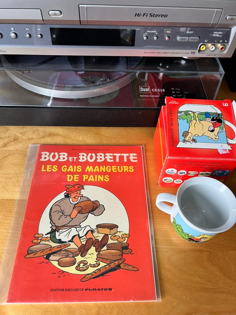 Suske en Wiske - Les Gais Mangeurs de Pains + Beker, Eén stripboek, Ophalen of Verzenden, Zo goed als nieuw